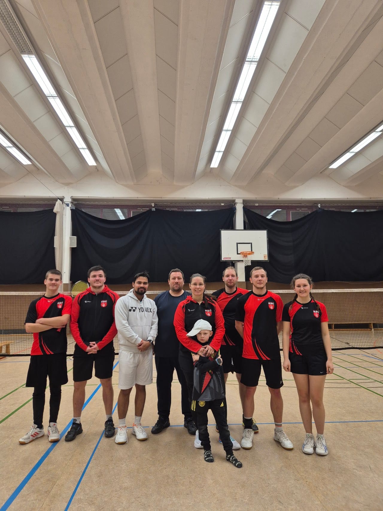 Mannschaftsfoto 2025: Spielerinnen und Spieler des Köpenicker Badminton Club in Vereinstrikots