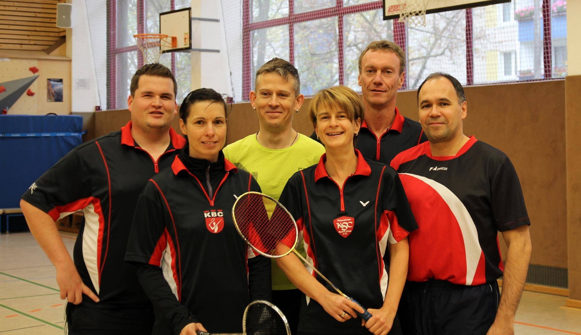 Mannschaft des Köpenicker Badminton Club in einheitlichen Trikots