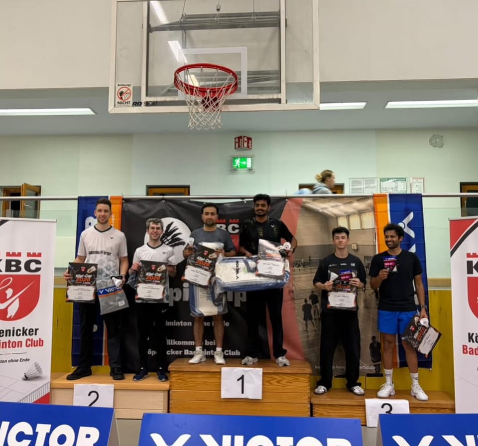 Sechs Spieler stehen mit Urkunden und Preisen auf dem Podest unter einem Basketballkorb in der Sporthalle.