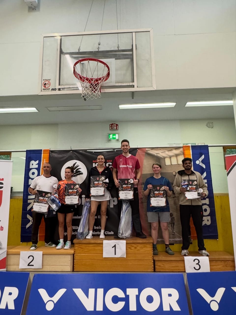Sechs Spielerinnen und Spieler mit Köpi-Cup-Urkunden und Schlägertaschen auf den Podestplätzen eins, zwei und drei.