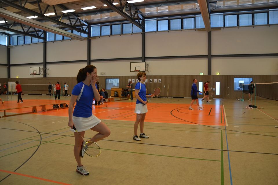 Turnierbetrieb in der Halle: mehrere Felder gleichzeitig bespielt, an der Wand der Schriftzug Köpi-Cup