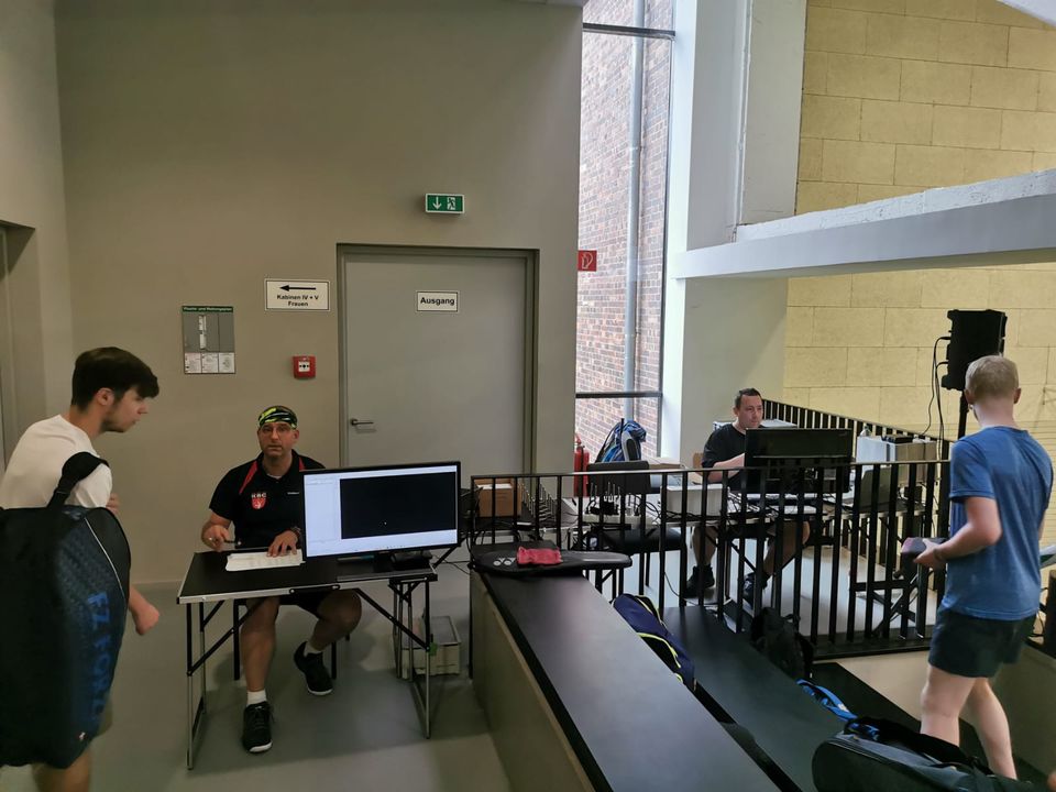 Turnierleitung des Köpi-Cups am Organisationstisch