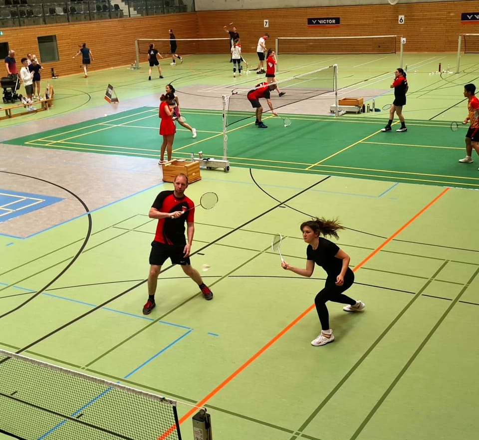Mehrere Felder im Parallelbetrieb beim Training des Köpenicker BC