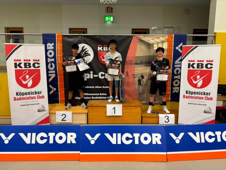 Drei jugendliche Spieler mit Urkunden und Sachpreisen auf dem Siegerpodest vor dem Köpi-Cup-Banner.