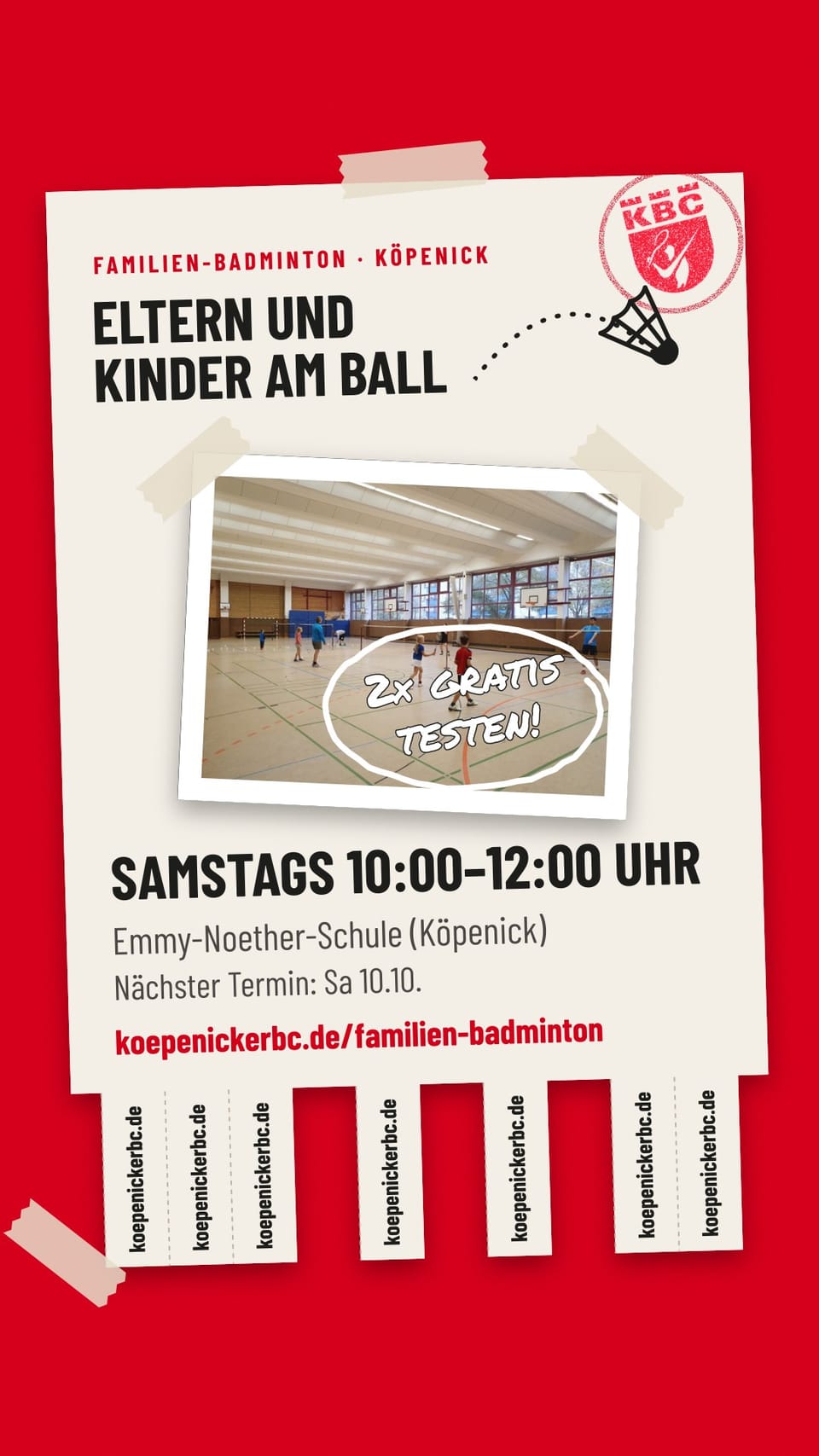 Rot-weißes Aushangplakat des Köpenicker Badminton Clubs mit dem Titel Eltern und Kinder am Ball, einem Foto aus einer Sporthalle und Abrisszetteln mit der Vereinsadresse am unteren Rand.