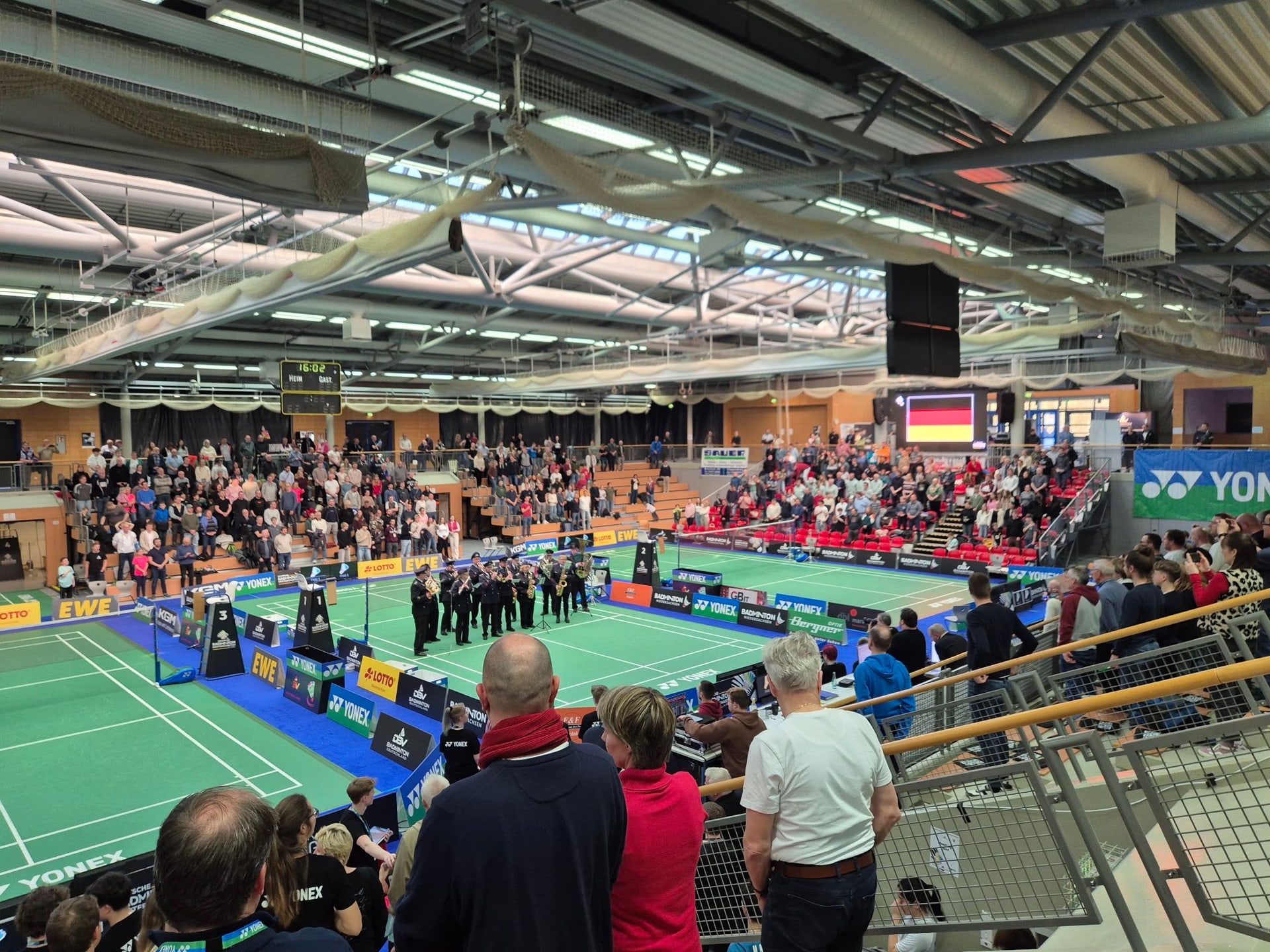 Volle Ränge und Live-Musik bei einem großen Badminton-Turnier