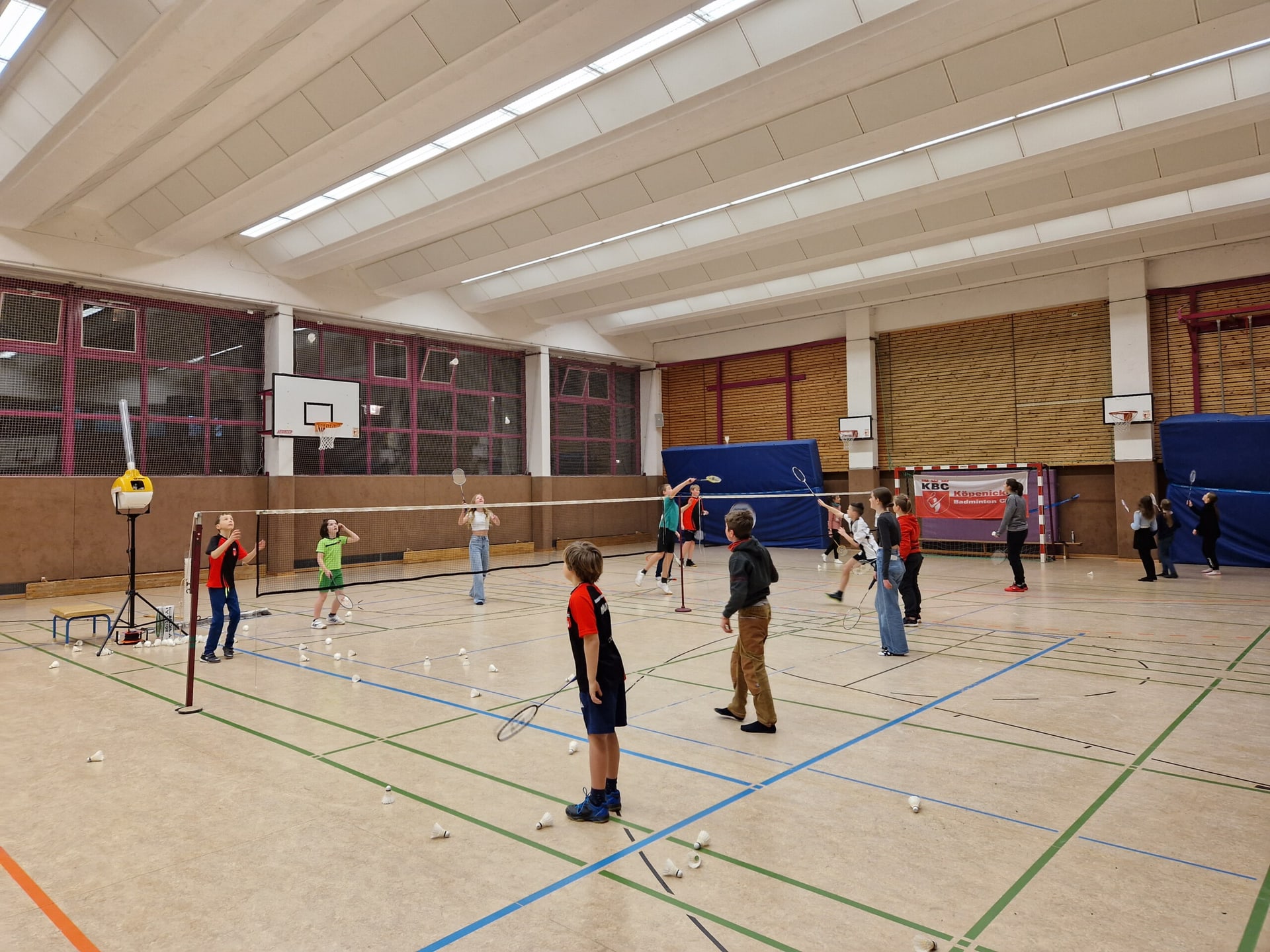 Spielerinnen und Spieler beim Tag der offenen Tür in der Halle