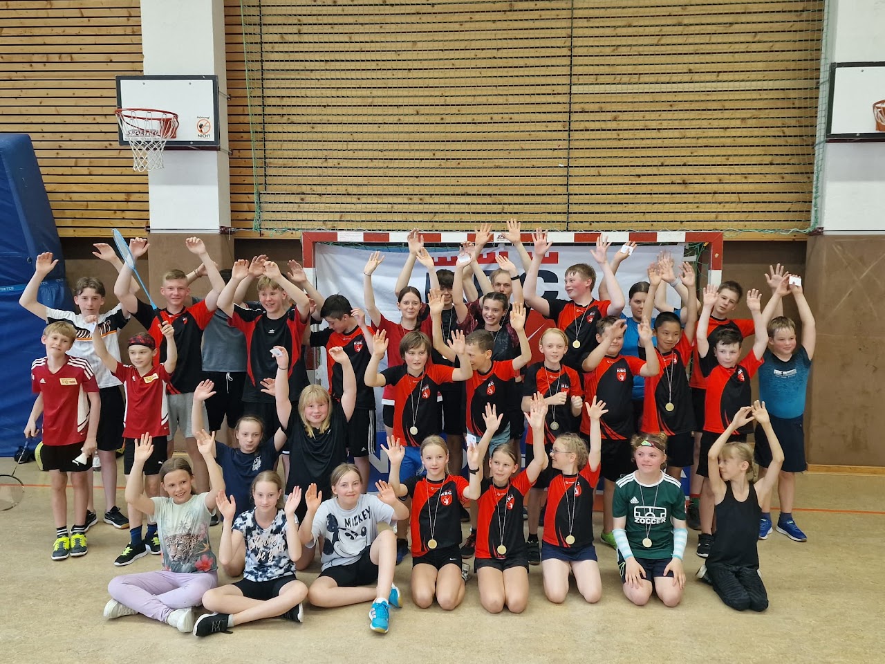 Große Gruppe von Kindern und Jugendlichen des Köpenicker BC in der Halle