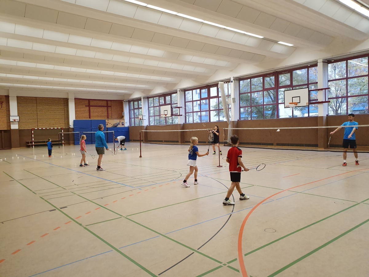 Familien beim Eltern-Kind-Badminton in der Halle