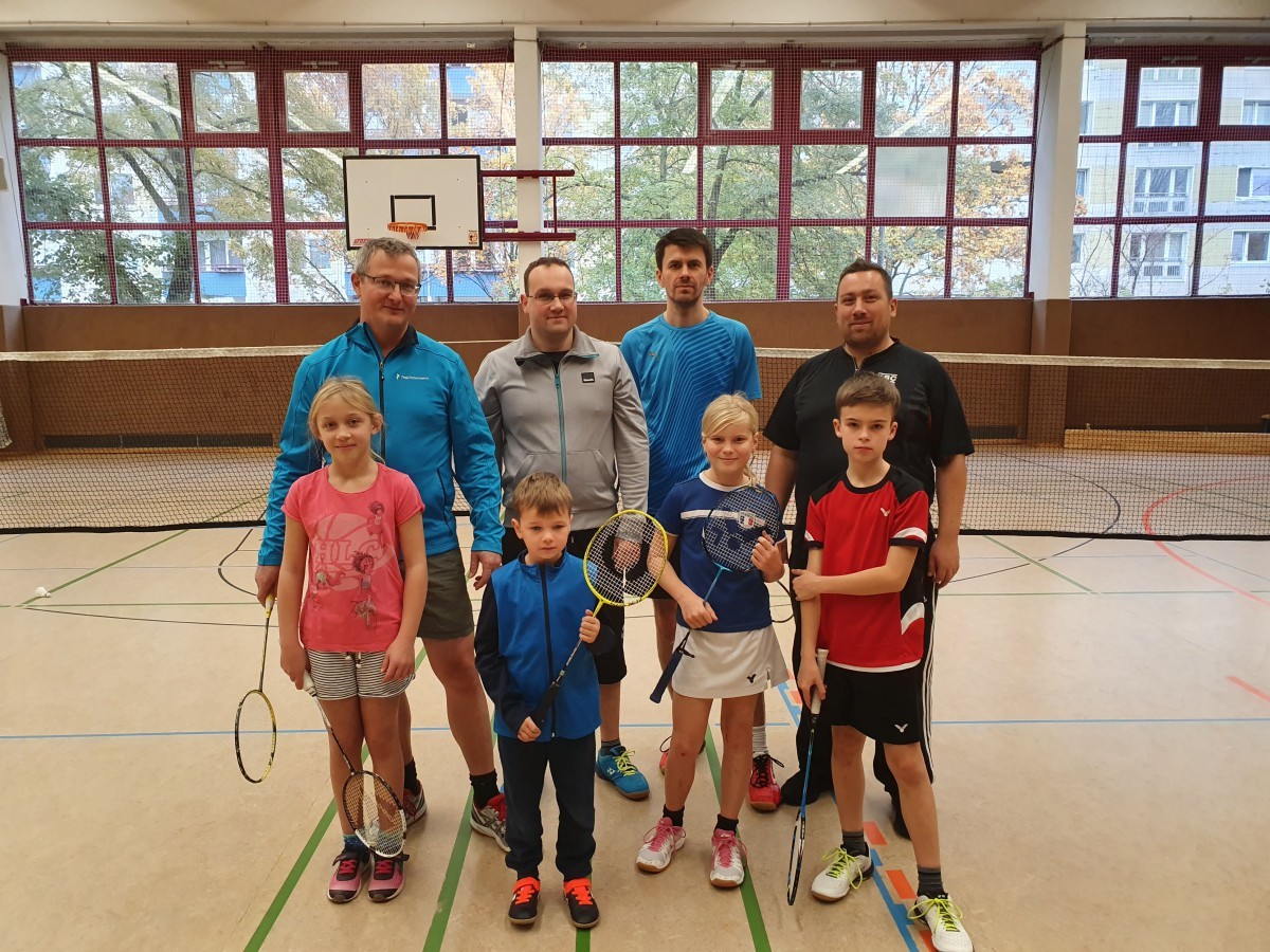 Gruppenfoto der Eltern-Kind-Gruppe mit Schlägern