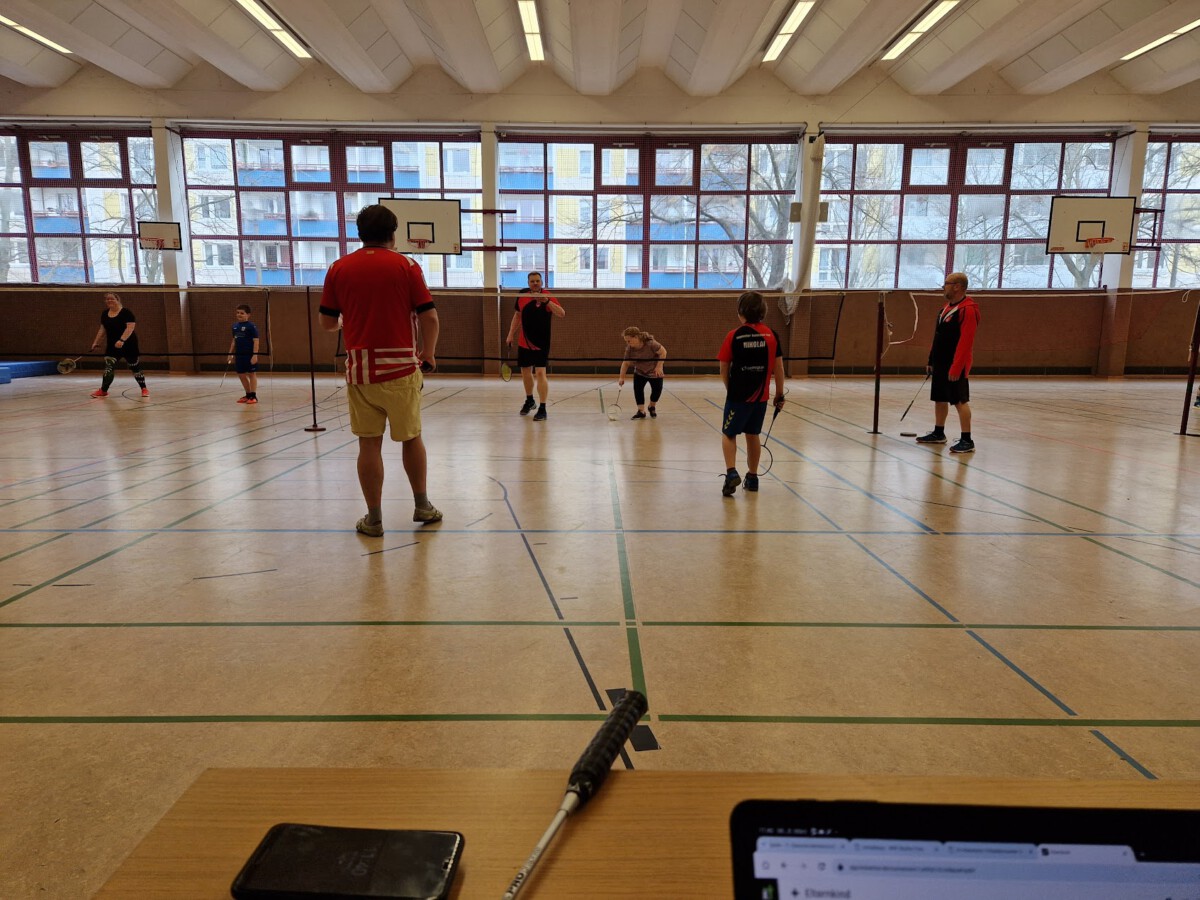 Familien beim Eltern-Kind-Badminton in der Halle