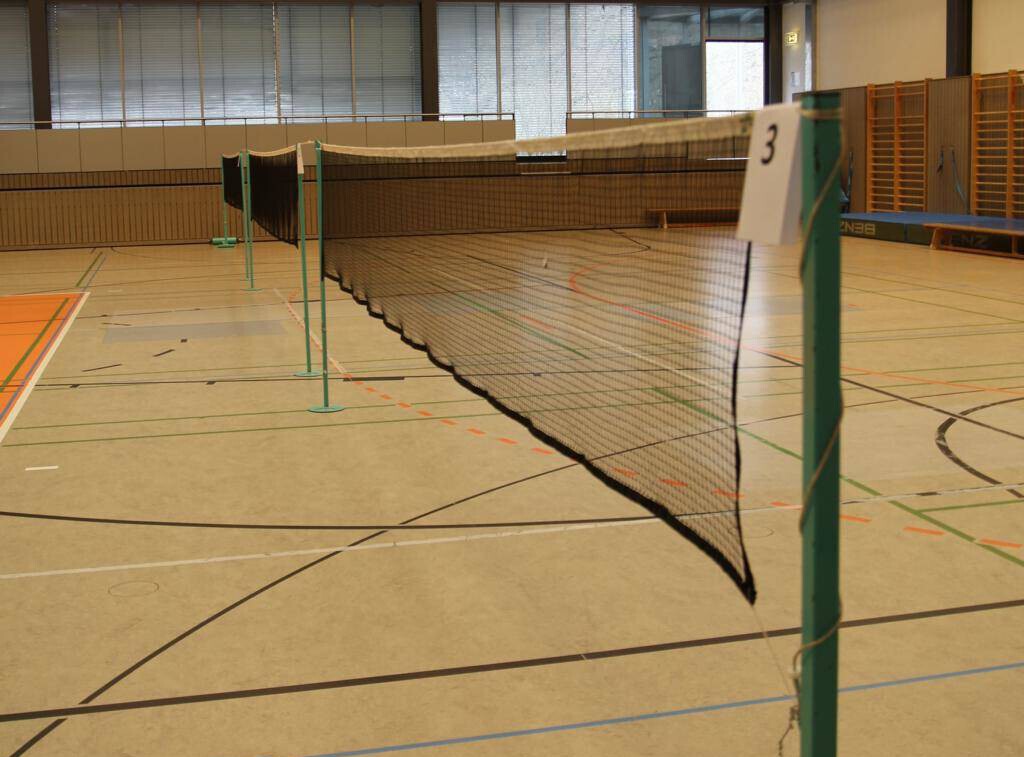 Badmintonnetze in der Sporthalle